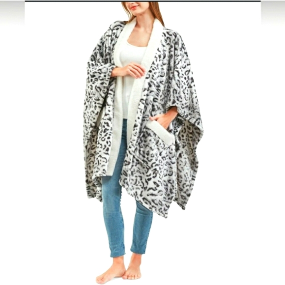 Just In: Brand New Snow Leopard Cozy Plush Wrap with Pockets - Picture 1 of 3